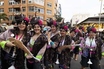  Telde disfruta con el pasacalle de los protagonistas del Carnaval de 'Studio 54'/Lpacarnaval.